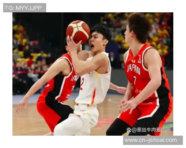 中国男篮蓝队迎战韩国队全力争胜展现实力与团队精神